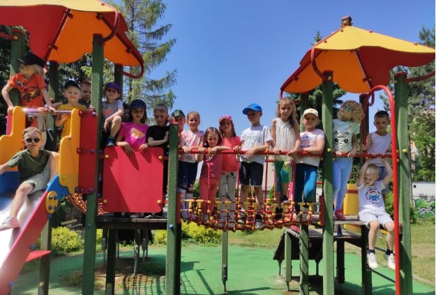 Przedszkolaki na placu zabaw w ogrodzie przedszkola